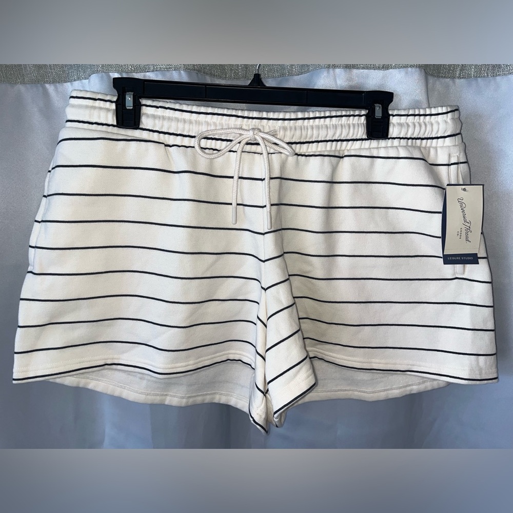Universal Thread Women's Leisure Studio Mid-Rise Fleece Shorts